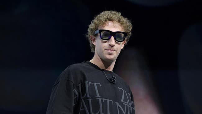 CEO Meta Mark Zuckerberg memamerkan kaca mata pintar Orion. (Foto: REUTERS/Manuel Orbegozo)